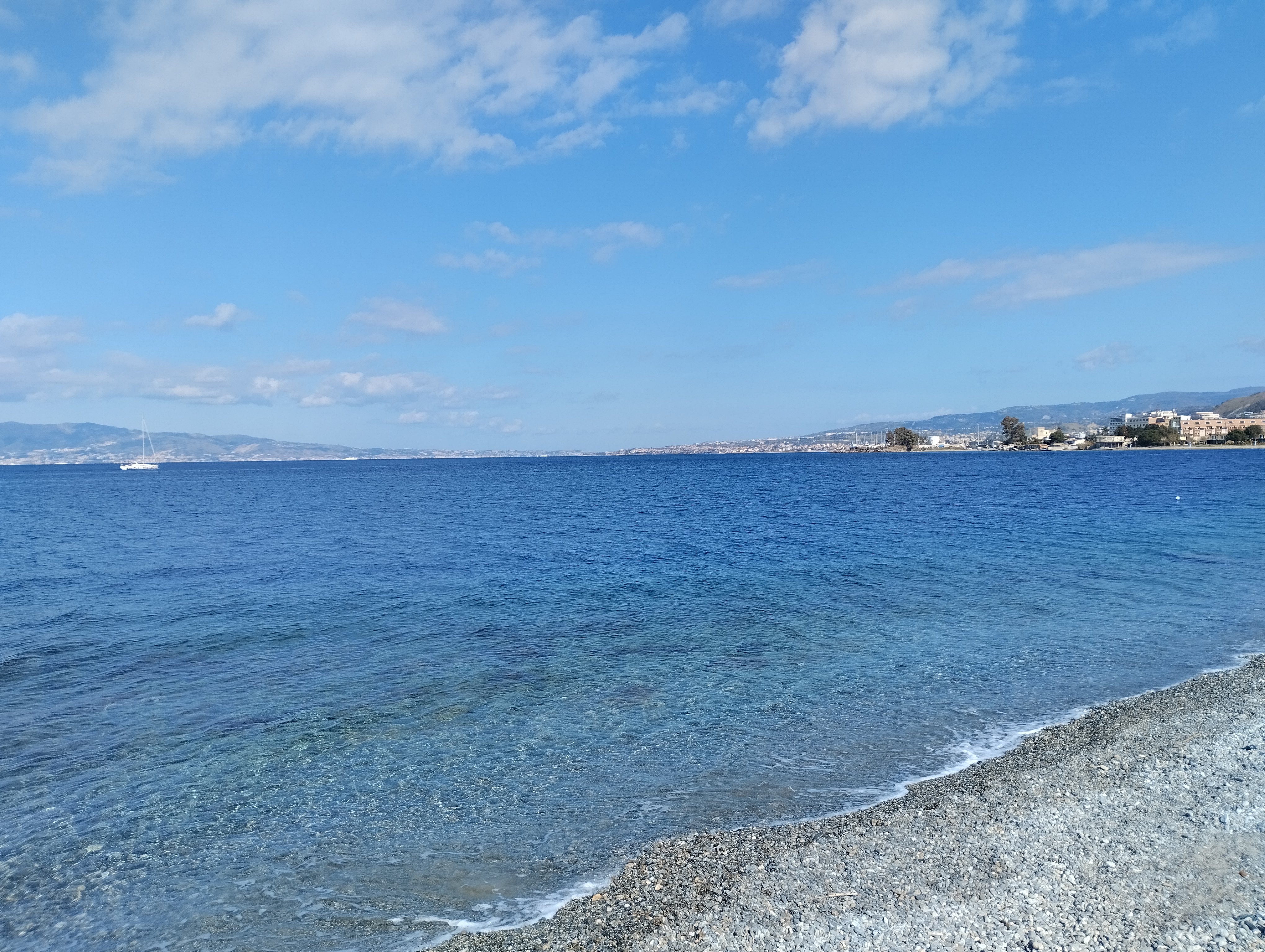 Spiaggia di ciottoli con lo Stretto di Messina