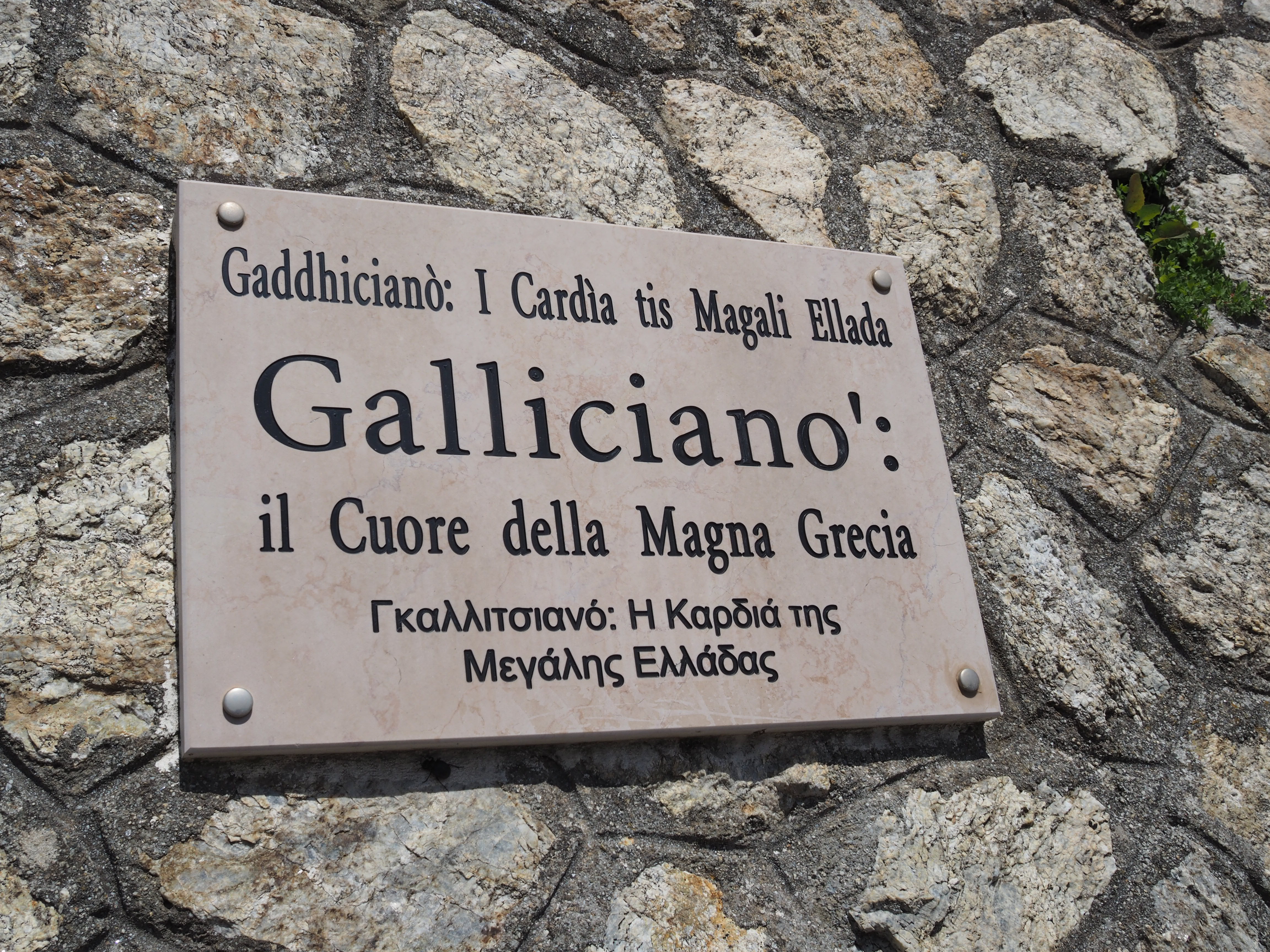 Targa trilingue di Gallicianò in grecanico, italiano e greco moderno
