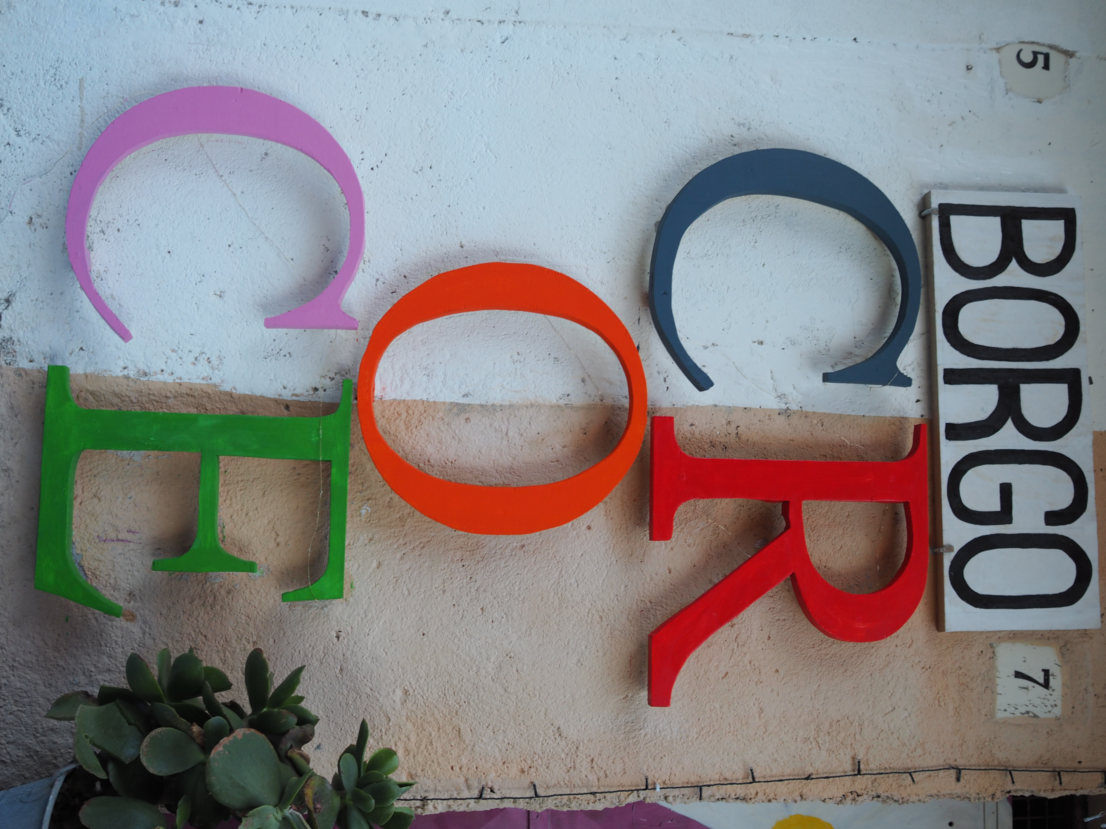 Installazione di lettere colorate BORGO a Borgo Croce